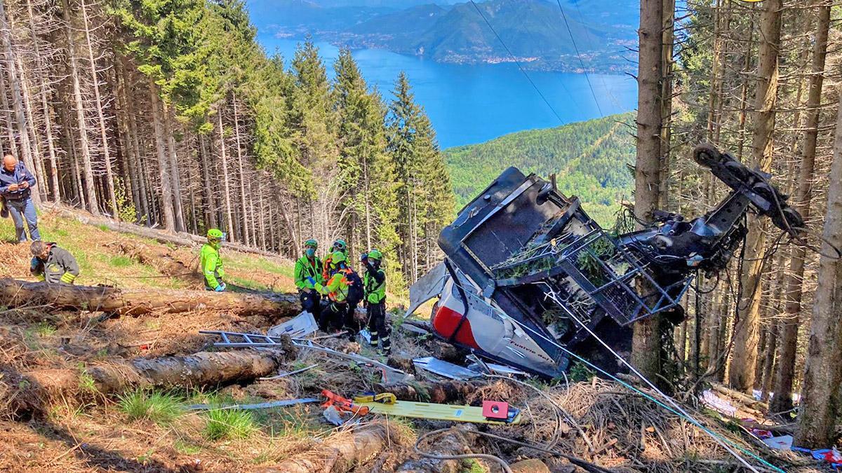 Tres arrestados por la caída del teleférico que causó 14 muertos en Italia