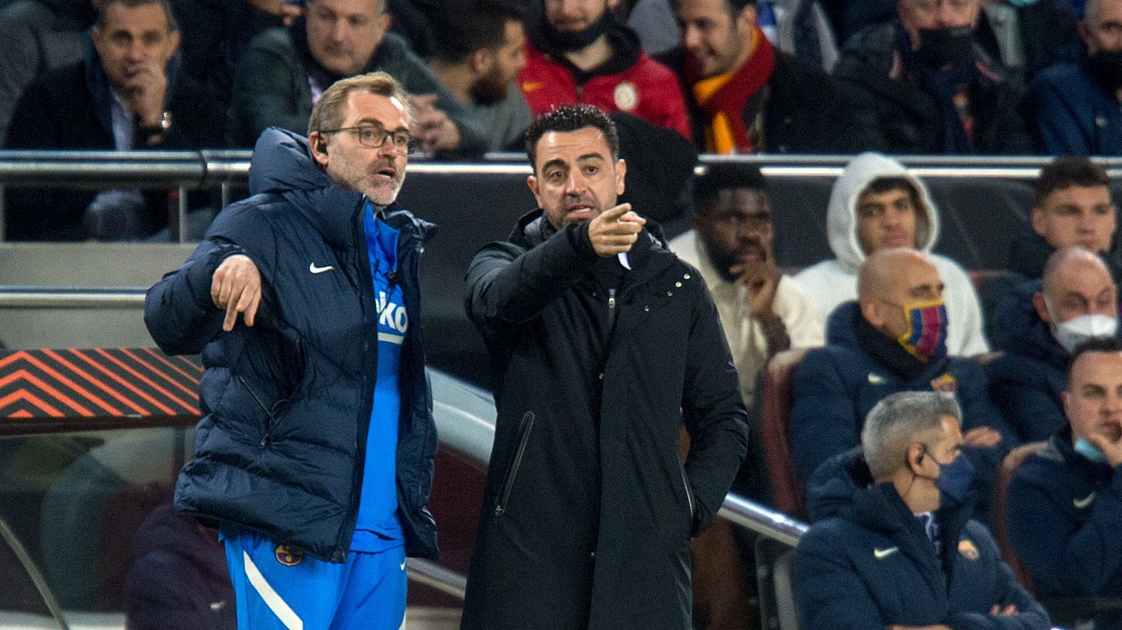 Òscar Hernández, hermano y segundo entrenador del Barça, charla con Xavi en el Camp Nou.