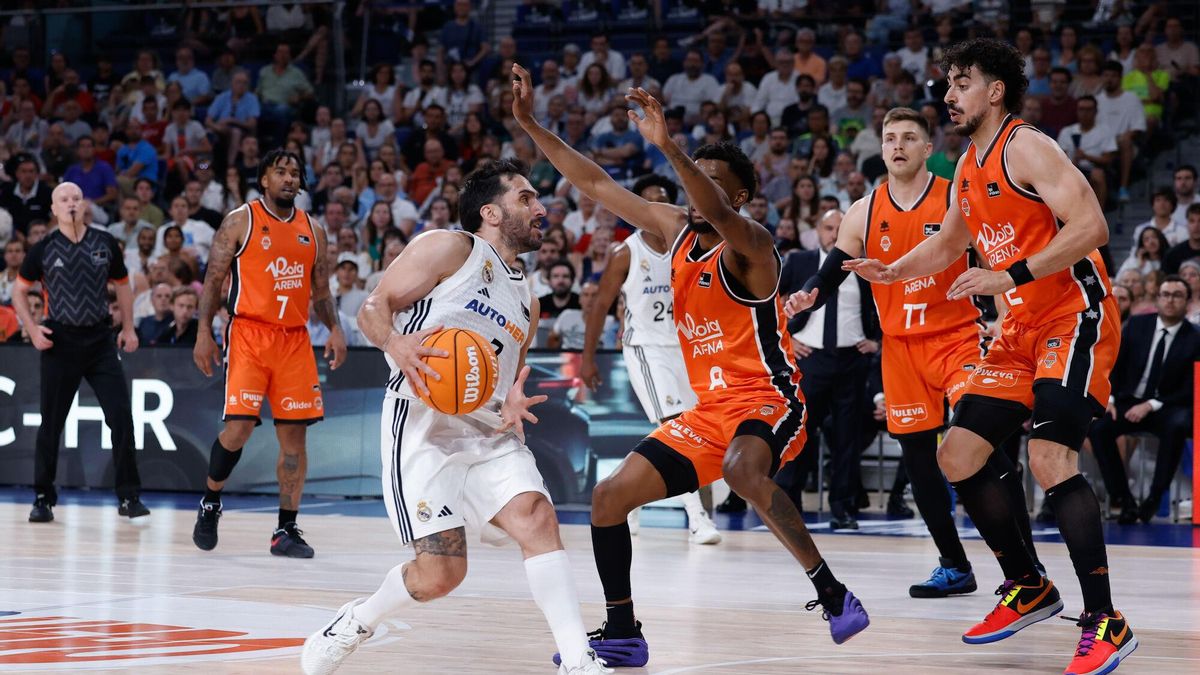 Campazzo, defendido por Montero, este domingo.