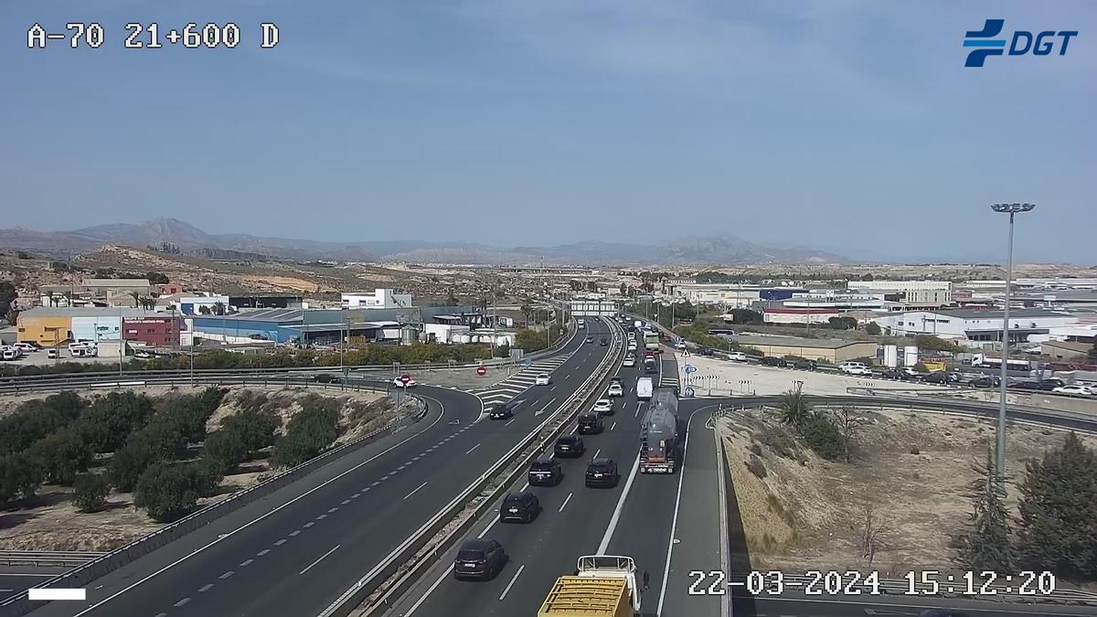 Tráfico denso esta tarde en la A-70 en dirección València