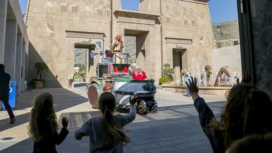 Visitantes de Terra Mítica en el primer día de la nueva temporada de apertura del parque.