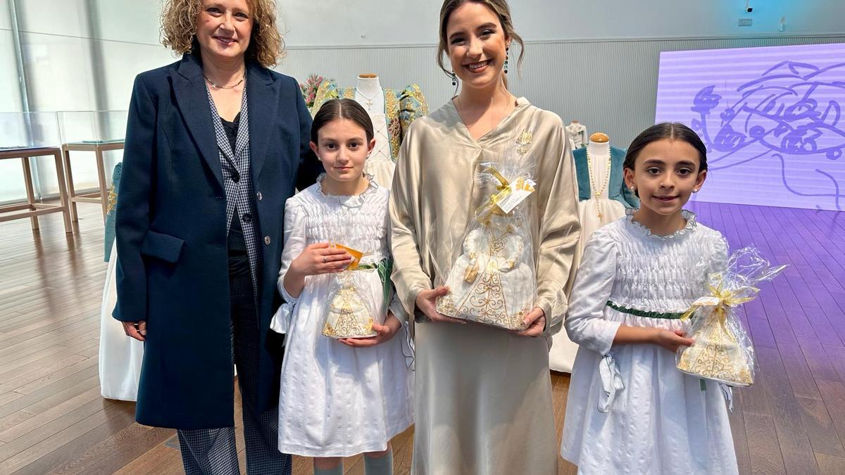 La Reina del Encuentro y sus camareras junto a la alcaldesa Amparo Folgado.