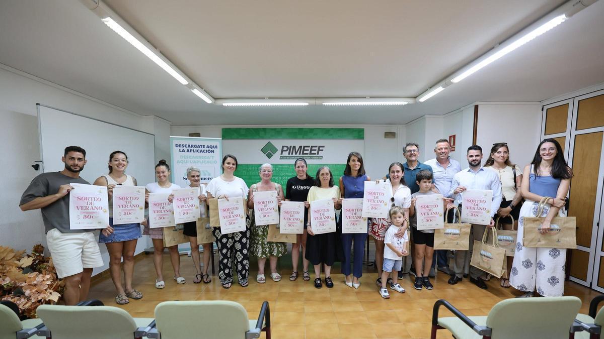 Los ganadores que han asistido  a la entrega de las tarjetas regalo de 50 euros de 'Som Comerç'.