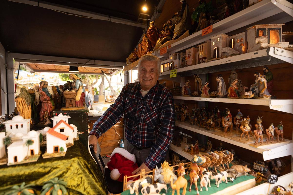 Horacio empezó a vender figuritas de Belén en vara de Rey en 1989.