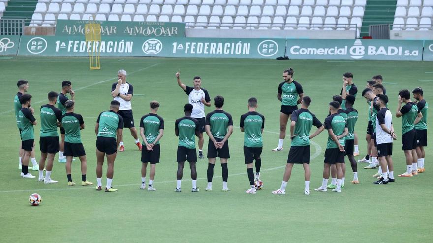 Ania con sus jugadores en El Arcángel.