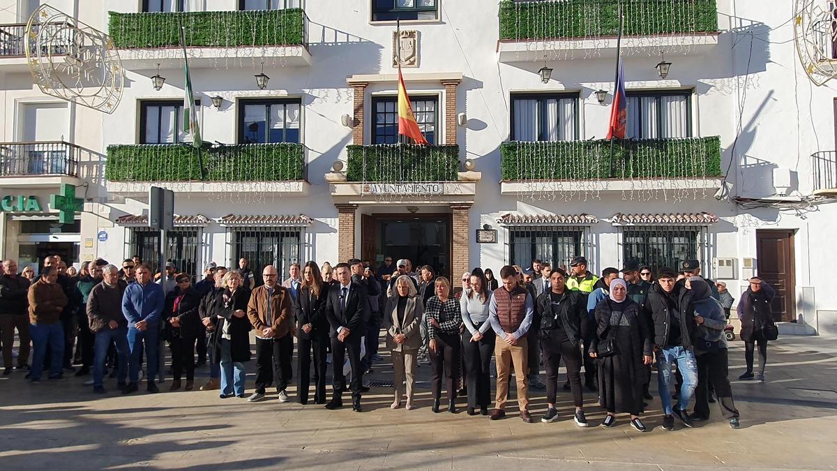 Concentración silenciosa a las puertas del Ayuntamiento de Torrox.