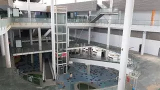 Estación de autobuses de Benidorm: accesos a la zona comercial cerrados, locales tabicados y totalmente desierta