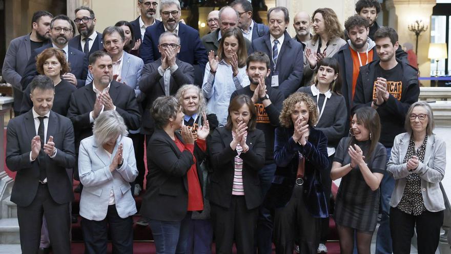 La consellera de Territori, Habitatge i Transició Ecològica, Sílvia Paneque, al mig, juntament amb altres dirigents polítics i membres del Sindicat de Llogaters a les escales del Parlament, ahir.  | ANDREU DALMAU / EFE