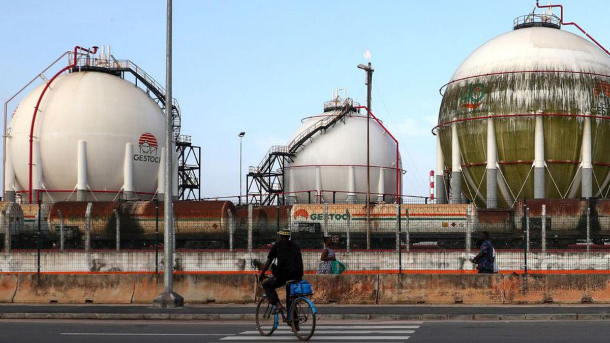 Instal·lació petroquímica a Abidjan, a Costa d’Ivori. | LEGNAN KOULA / EFE Instal·lació petroquímica a Abidjan, a Costa d’Ivori. | LEGNAN KOULA / EFE