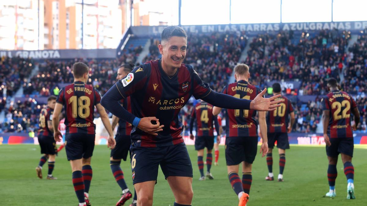 Pablo Martínez celebró su gol al Lugo tocando la guitarra, tal y como le habían pedido los niños del Colegio El Armelar