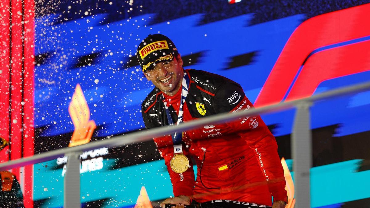 Carlos Sainz celebrant la seva victòria amb Ferrari