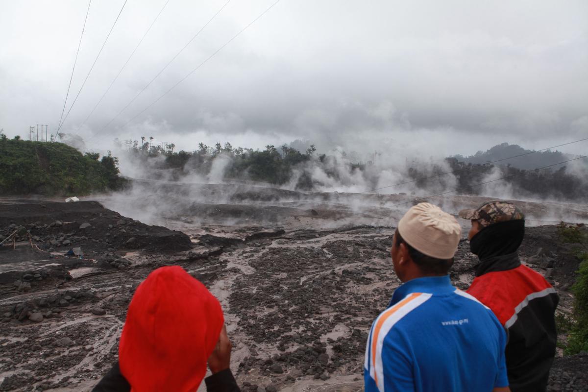 La isla de Java (Indonesia), en alerta por la erupción del volcán Semeru