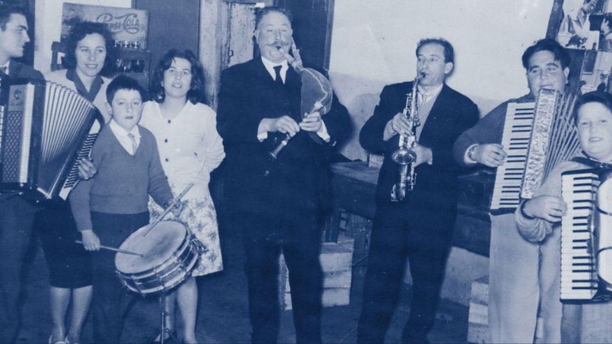 Avelino Cachafeiro, líder de Os Gaiteiros de Soutelo, en el centro, en una fiesta. | Archivo Ouvrimos