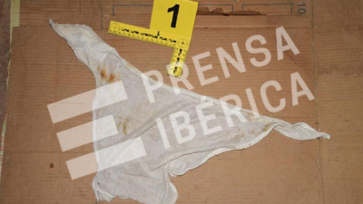 La Guardia Civil recogió unas bras blancas de una estantería de la planta superior de la casa. Los análisis han concluido que no pertenecían a la víctima.