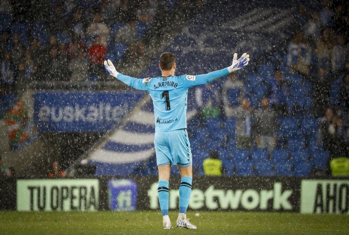 SAN SEBASTIÁN, 22/05/2022.- El portero de la Real Sociedad Alejandro Remiro durante el partido de la jornada 38 de Liga en Primera División que Real Sociedad y Atlético de Madrid disputan hoy domingo en el Reale Arena. EFE/Juan Herrero