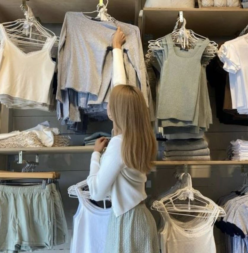 Una mujer compra en una boutique