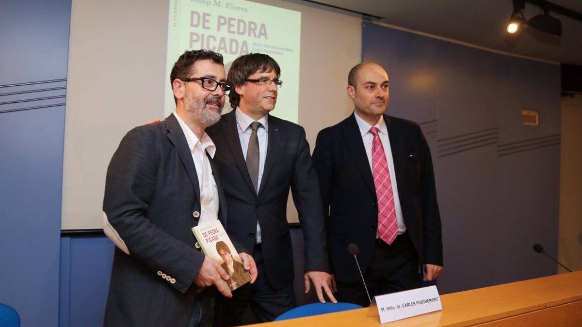Josep Maria Flores, Carles Puigdemont y Saül Gordillo en la presentación del libro 'De pedra picada'