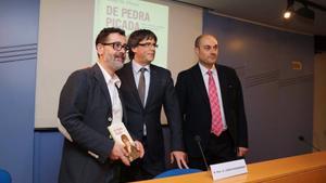 Josep Maria Flores, Carles Puigdemont y Saül Gordillo en la presentación del libro De pedra picada