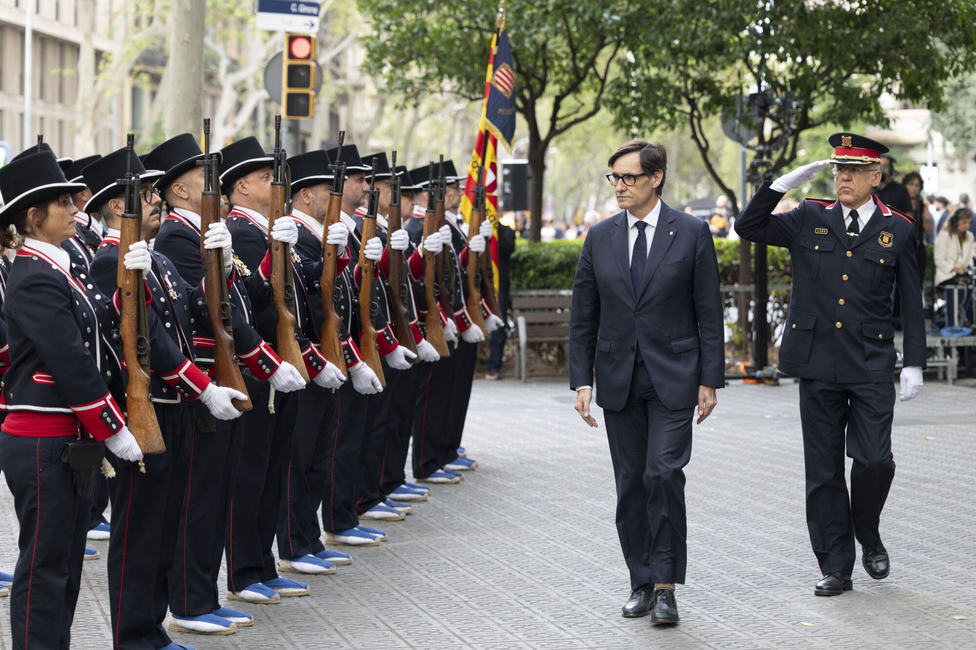 BARCELONA, 11/09/2025.- El presidente de la Generalitat de Cataluña, Salvador Illa (c), pasa revista a la guardia de honor mientras encabeza la ofrenda floral del Govern ante el monumento a Rafael Casanova, en el arranque de las celebraciones oficiales con motivo de la Diada, este jueves en Barcelona. EFE/Marta Pérez