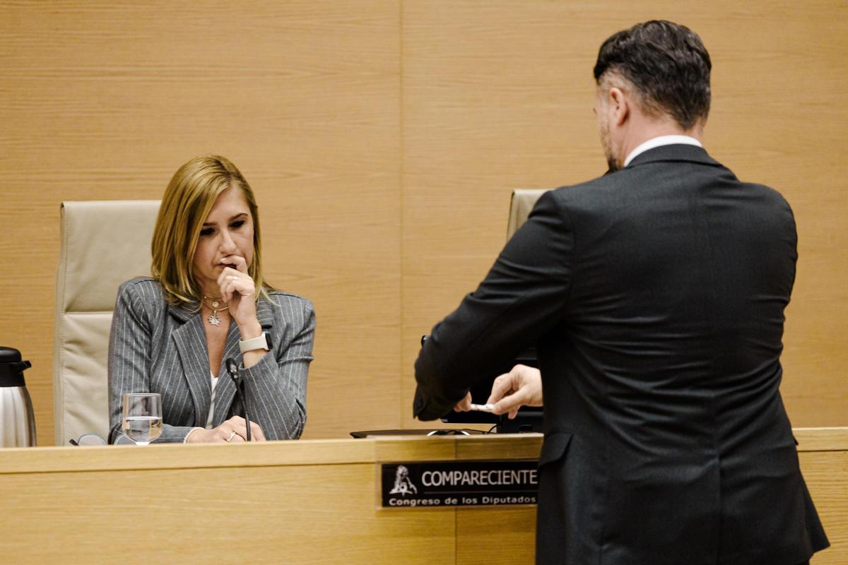Gabriel Rufián (ERC) deposita el fragmento de cuerda ante la exconsellera Salomé Pradas, en el Congreso de los Diputados el pasado lunes.