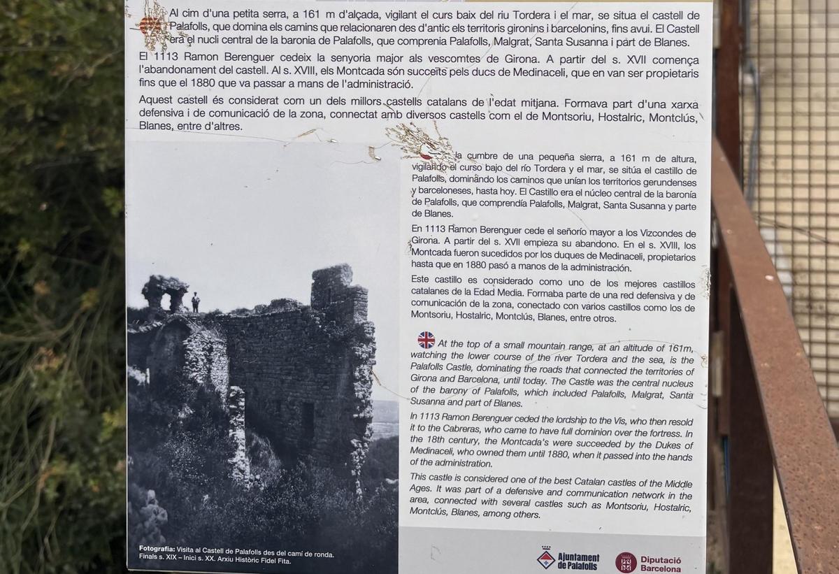 Fotografia del cartell que hi ha a l’entrada del castell, amb imatges i informació de com era abans, a Palafolls.