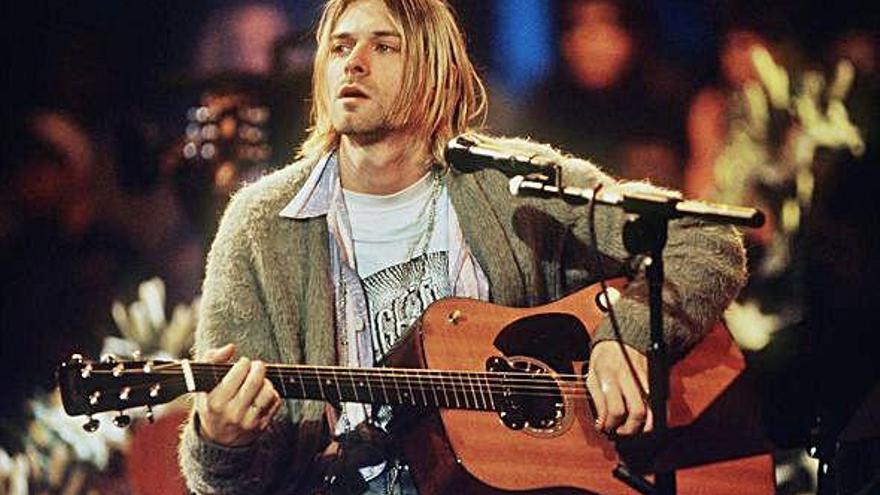 Kurt Cobain, líder de Nirvana durante la grabación de un disco.