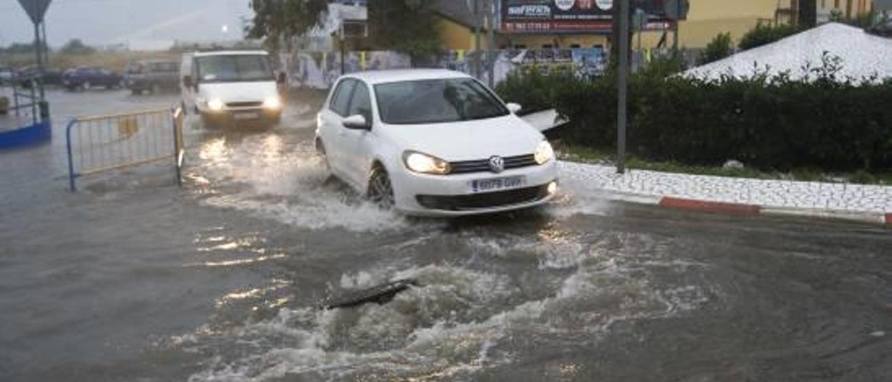 El temporal anega la costa y daña el  acceso a una urbanización de Gilet