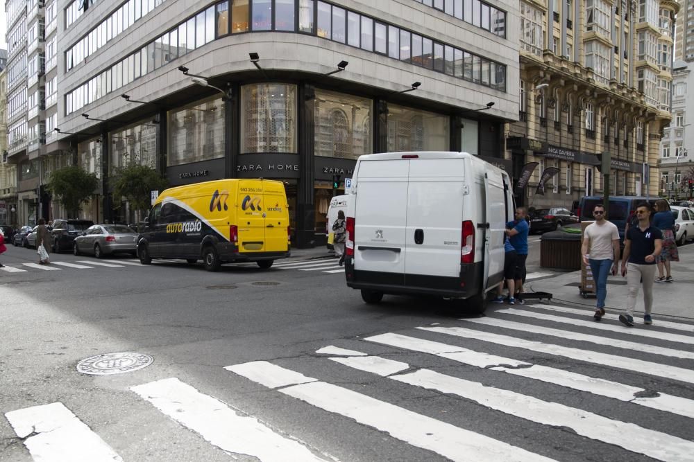 Policías locales informan a conductores y sancionan las infracciones más graves.