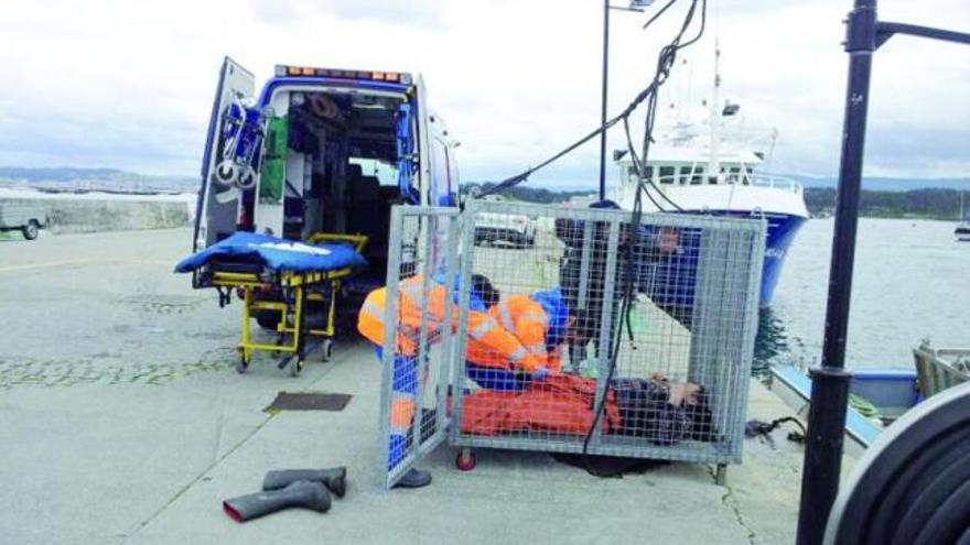 Los técnicos sanitarios inmovilizan al herido.  // Faro