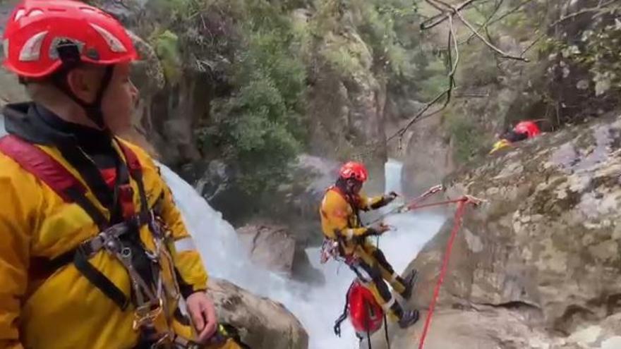 Prácticas de rescate de los bomberos del Consorcio de Alicante en el barranco de Bolulla