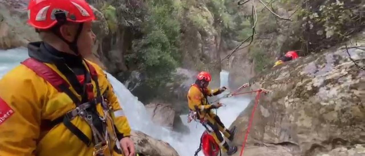 Prácticas de rescate de los bomberos del Consorcio de Alicante en el barranco de Bolulla