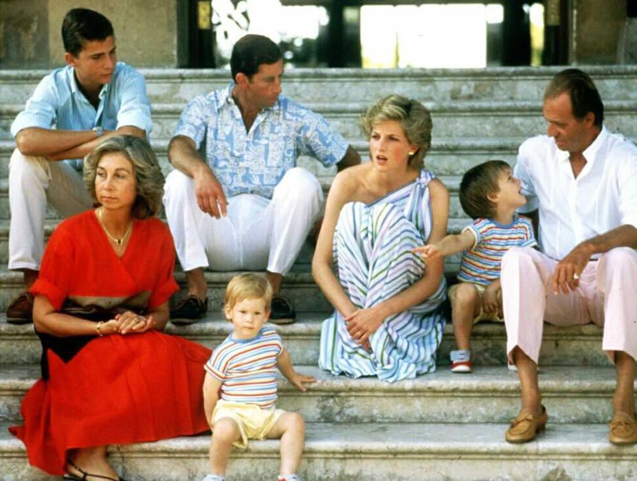 Diana, Princesa de Gales, con los Reyes Juan Carlos y Sofia, el Príncipe Carlos de Inglaterra, el Príncipe de Asturias y los príncipes Guillermo y Harry, en el Palacio de Marivet (Palma de Mallorca), en el verano de 1986