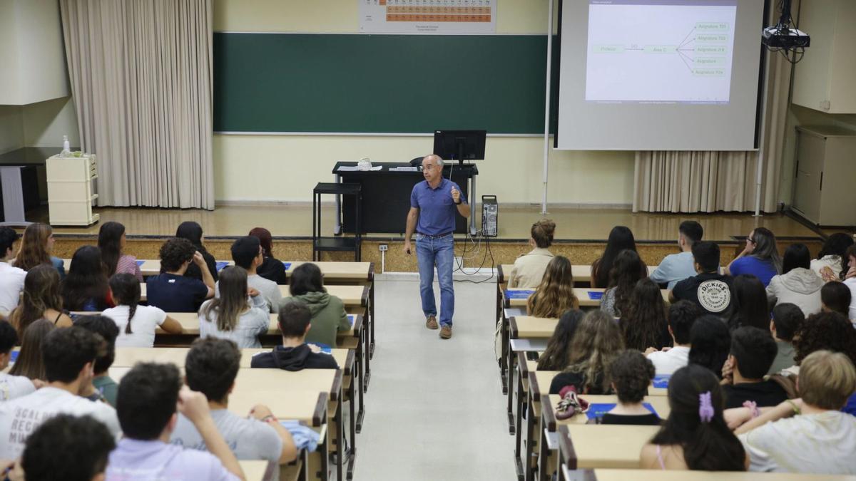 Estudiantes de la Universidad de Oviedo, durante una clase. | David Cabo  