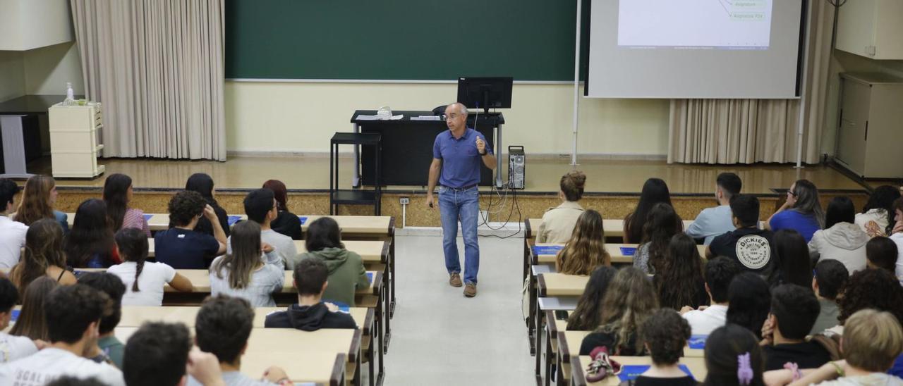 Estudiantes de la Universidad de Oviedo, durante una clase.