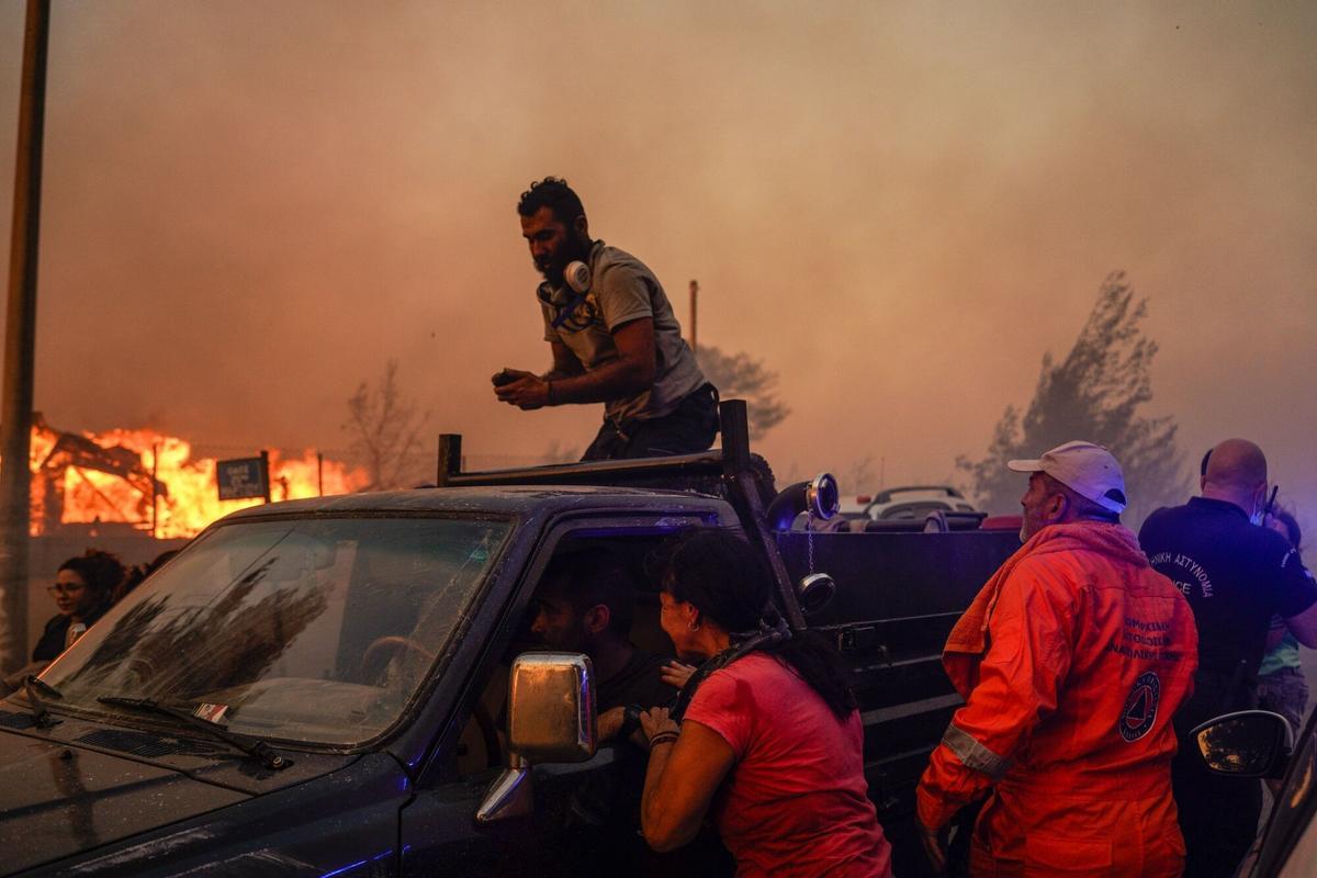 Dos grandes incencios cerca de Atenas obligan a evacuar a miles de personas