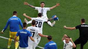 Los jugadores de Eslovenia celebran el gol del empate ante Dinamarca