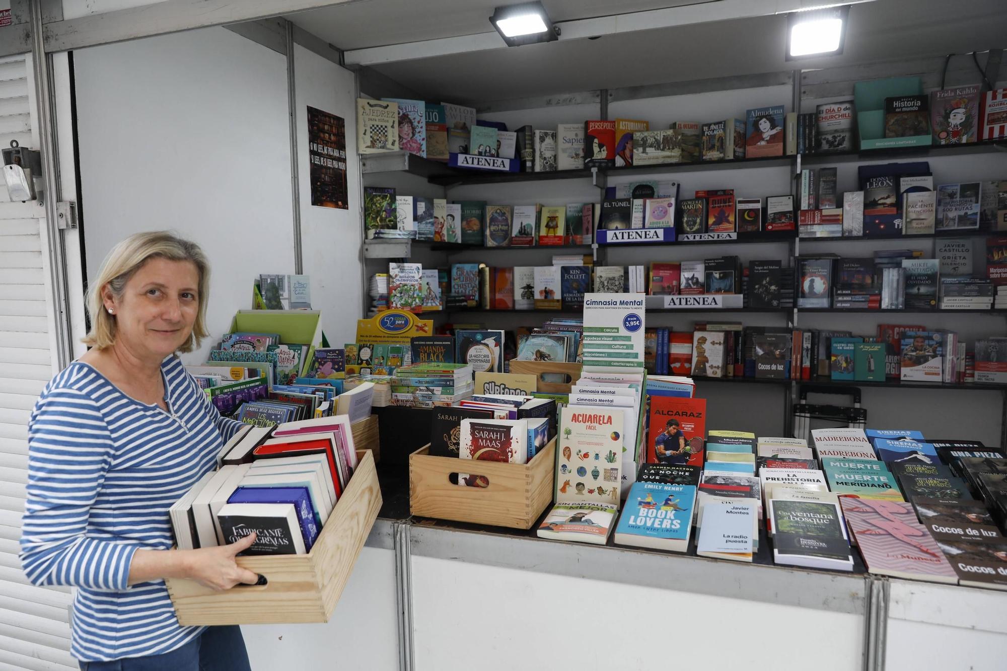 Todo listo para el inicio de la Feria del Libro de Gijón (en imágenes)