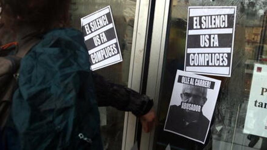 Alumnes de l&#039;Institut del Teatre enganxen cartells a la porta del centre per denunciar els presumptes casos d&#039;abús de poder i assetjament.