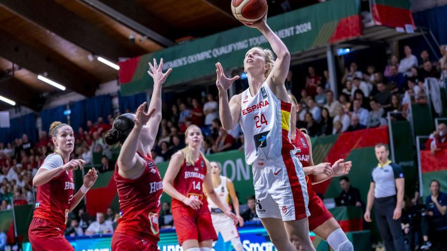 Laura Gil entra a canasta en el partido ante Hungría. | FIBA