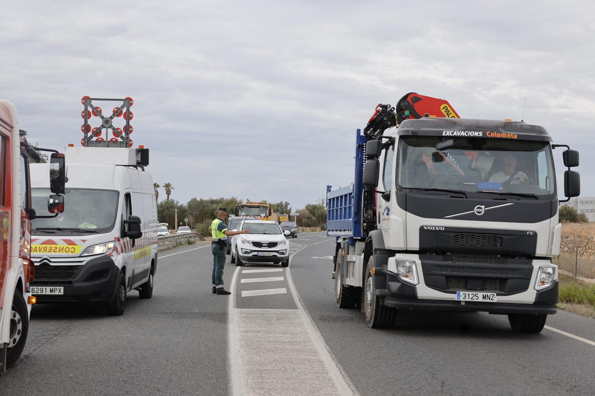 Tres trabajadores heridos al volcar un camión de basura en Llucmajor