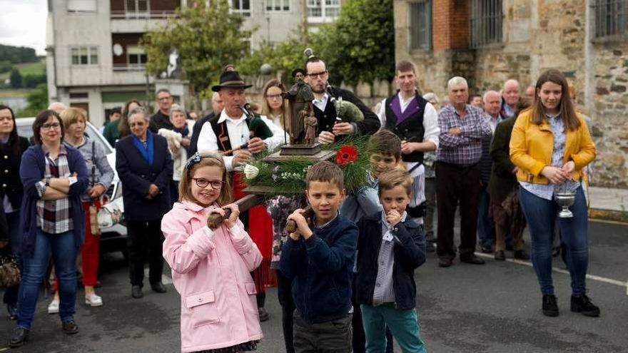 Procesión por la festividad de San Antonio en Lalín de Arriba, el pasado domingo. // Bernabé