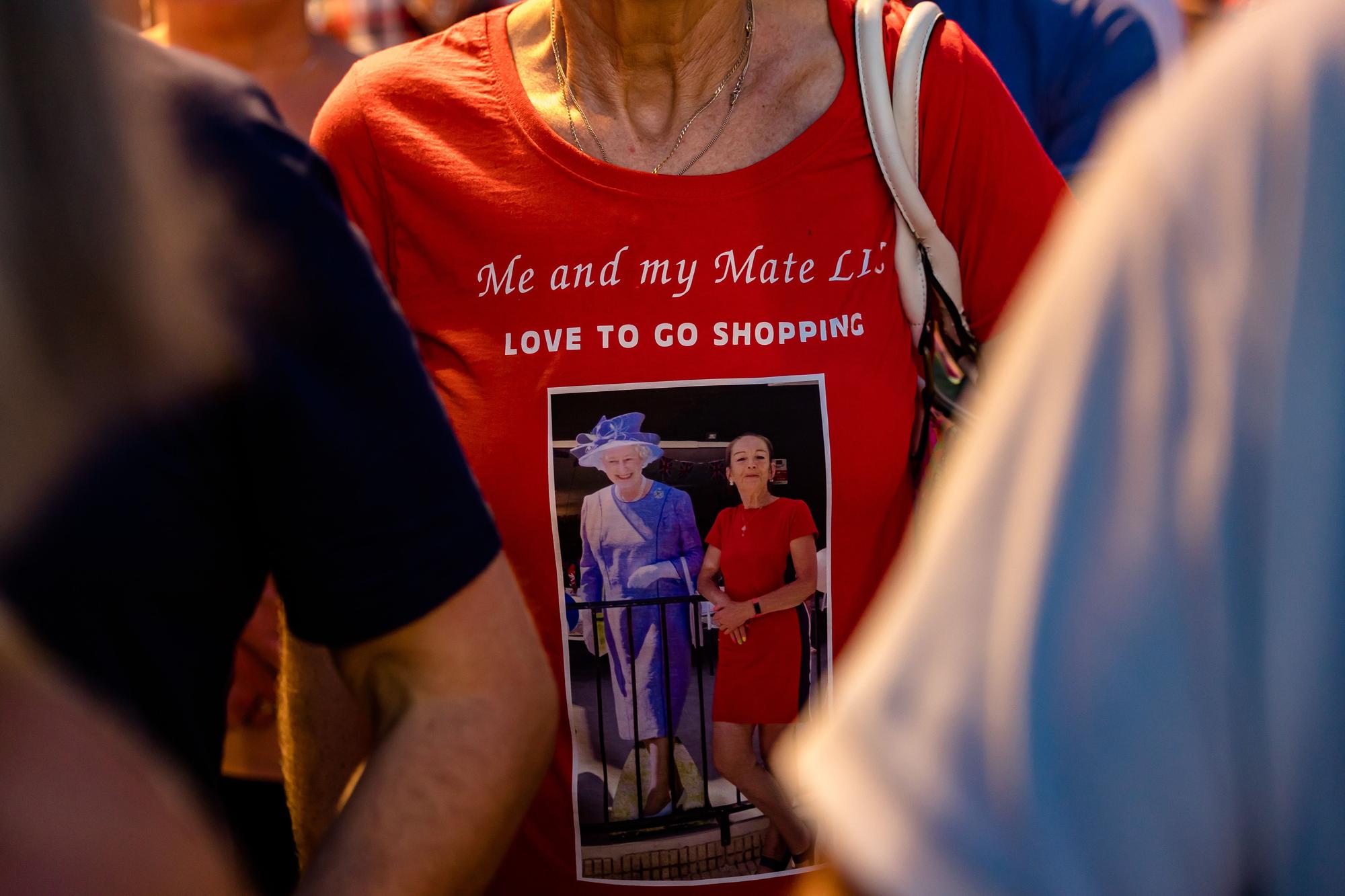 Británicos residentes y turistas de Benidorm rinden un sentido homenaje a Elizabeth II en el espacio habilitado por el Ayuntamiento en la zona inglesa de la ciudad.