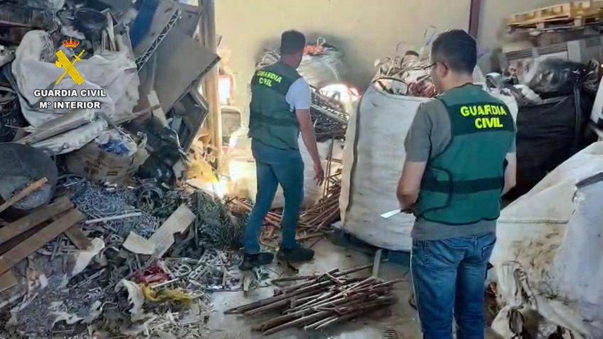 La Guardia Civil inspecciona la nave de reciclaje donde se entregó el material robado.