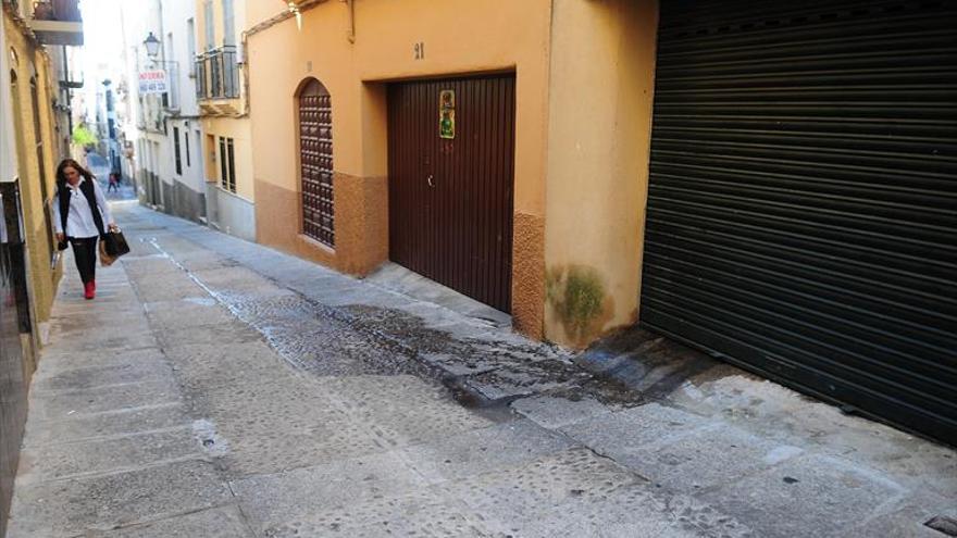 Quejas por los olores en una calle por aguas fecales