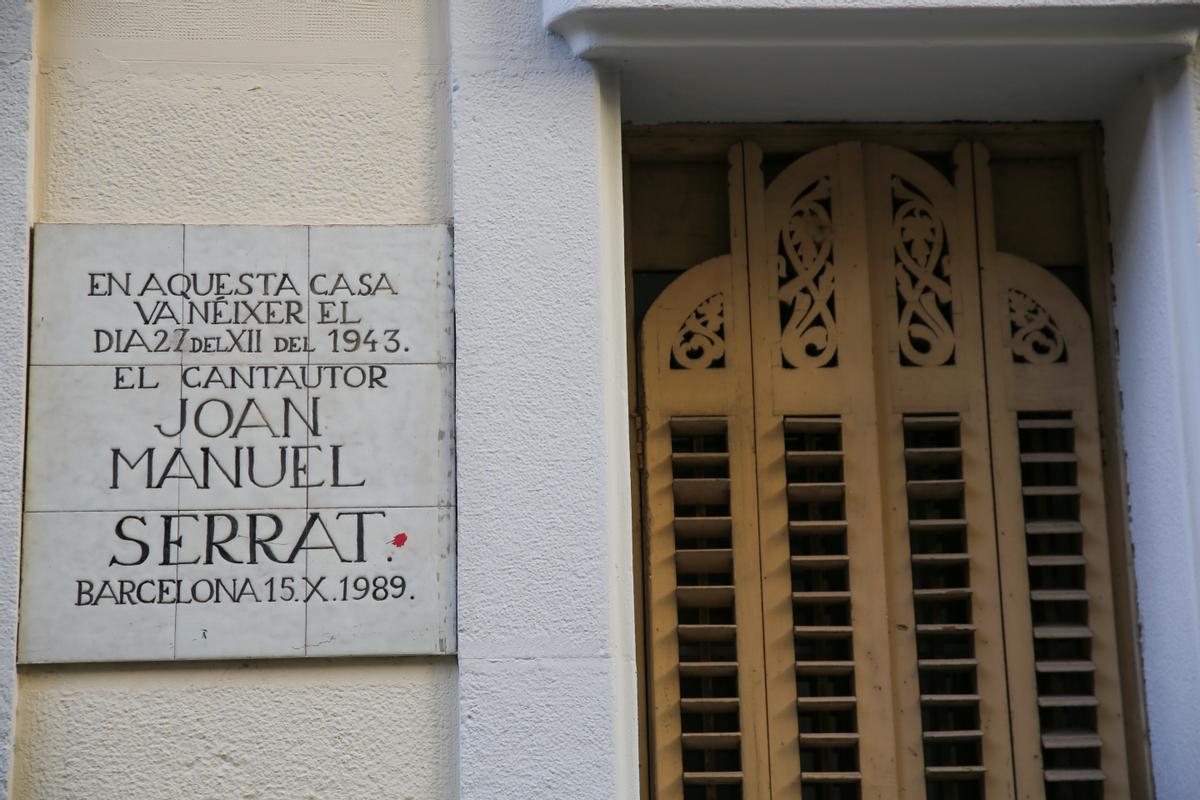 La casa natal de Joan Manuel Serrat luce una placa conmemorativa, en Poeta Cabanyes 95, en el Poble Sec.