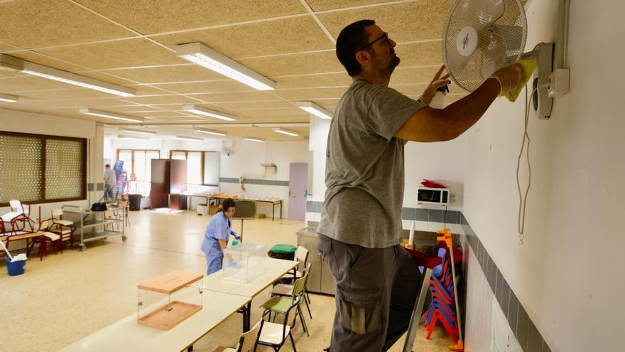 Paterna prepara sus colegios electorales contra el calor en el 23J