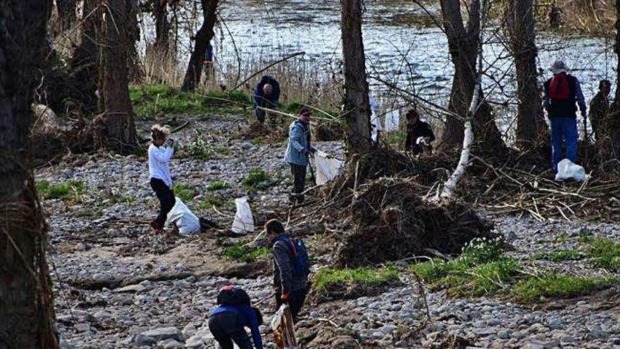 Unes 150 persones van participar a la recollida de brutícia que va deixar el temporal Glòria a Sallent