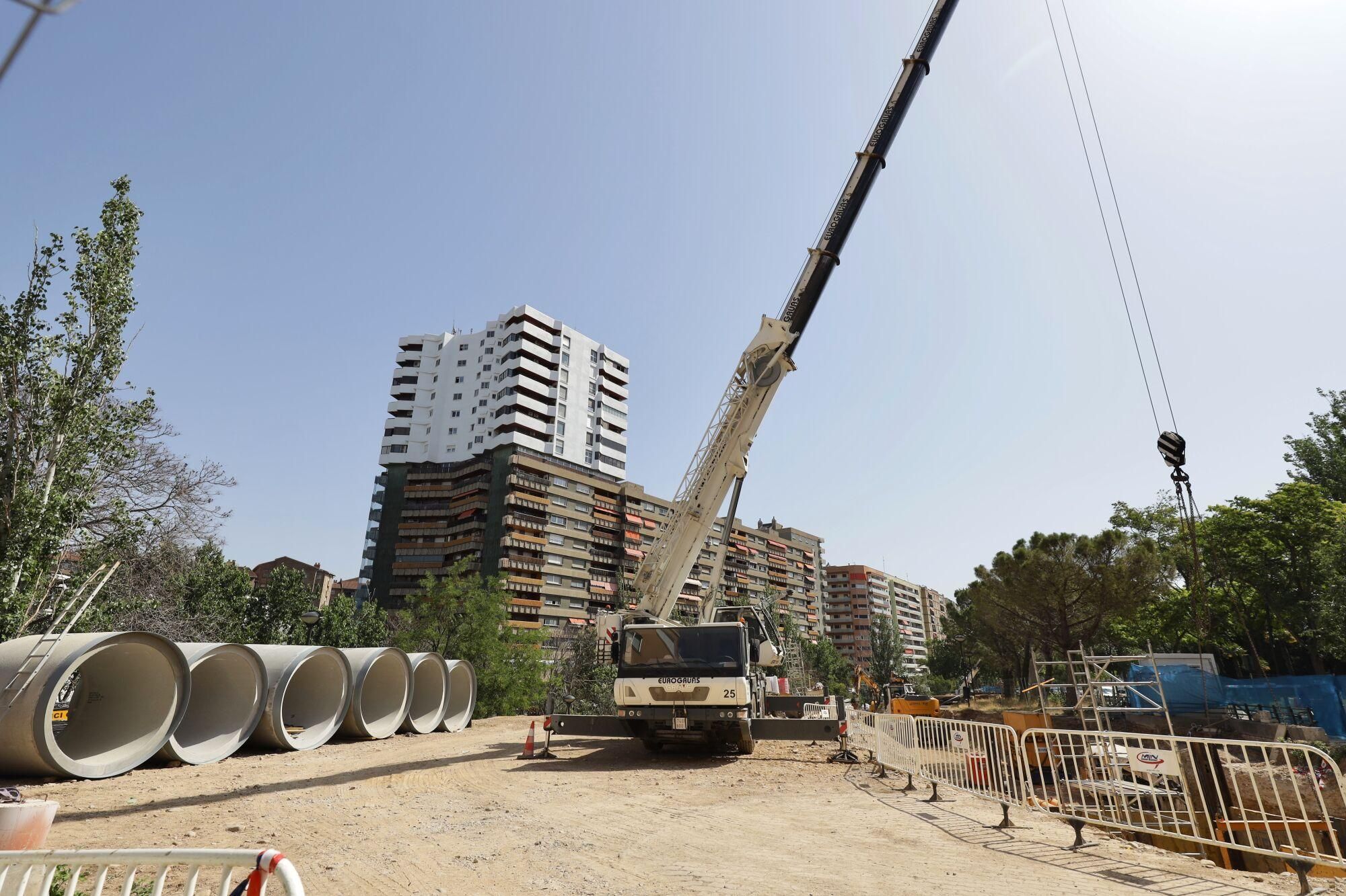 En imágenes | Las obras en el Huerva provocan cortes en el tráfico en Camino Las Torres