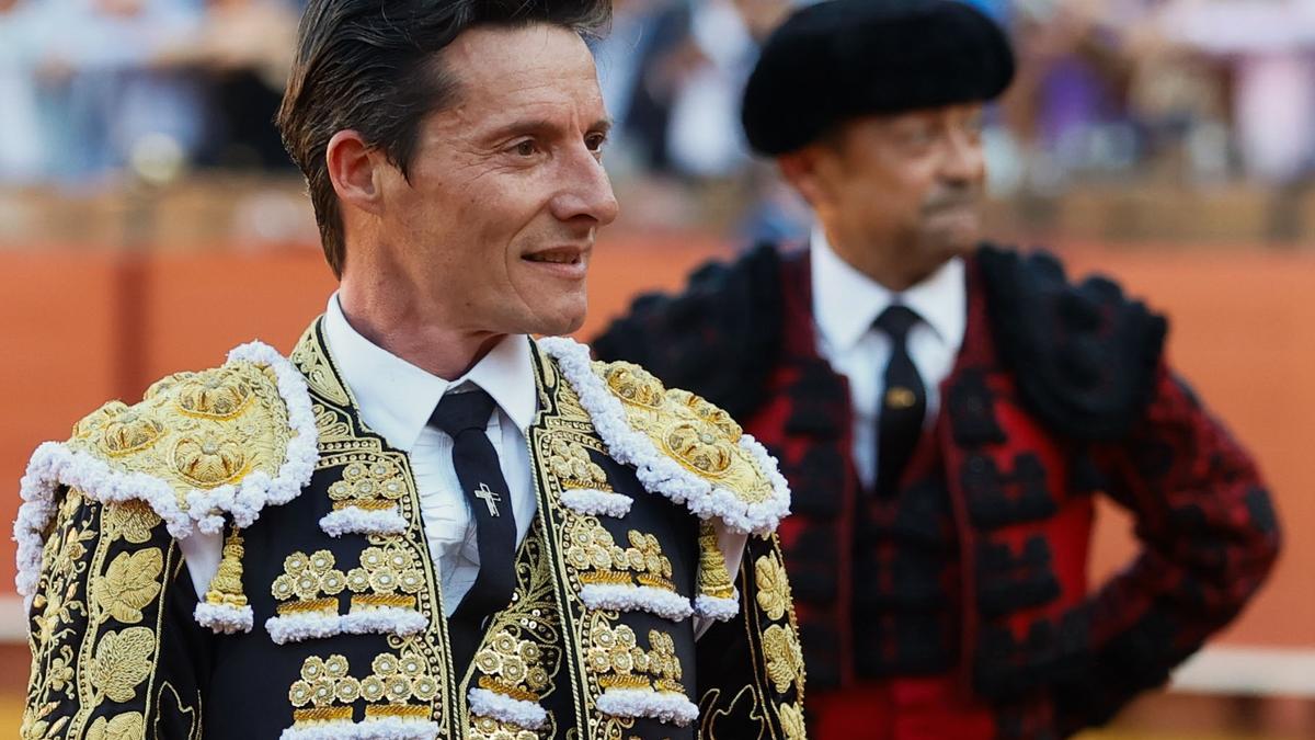 Diego Urdiales pasea una oreja en la Feria de Abril en Sevilla