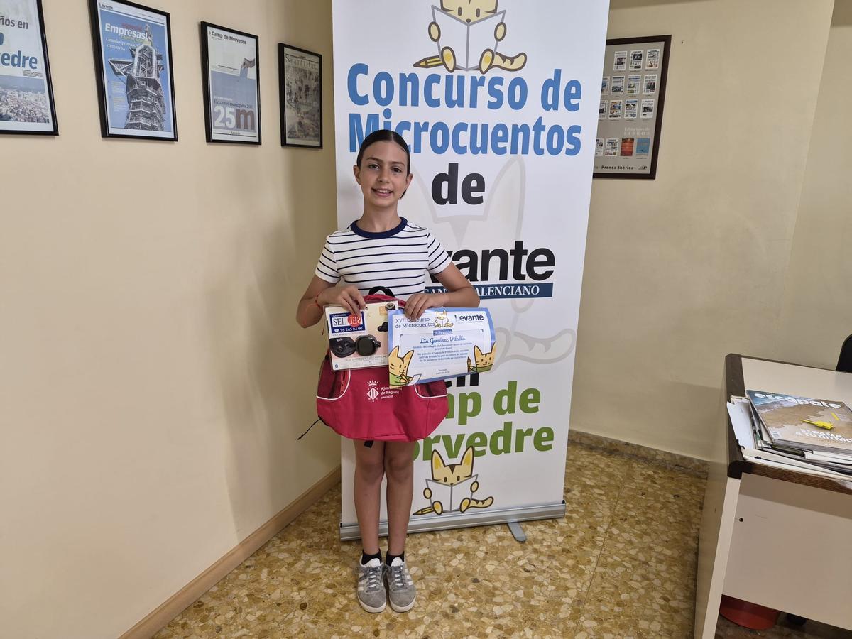 Concurso de Microcuentos: Los premiados recogen sus diplomas y regalos